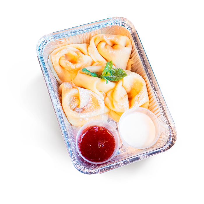 Млинці зі сметаною та джемом